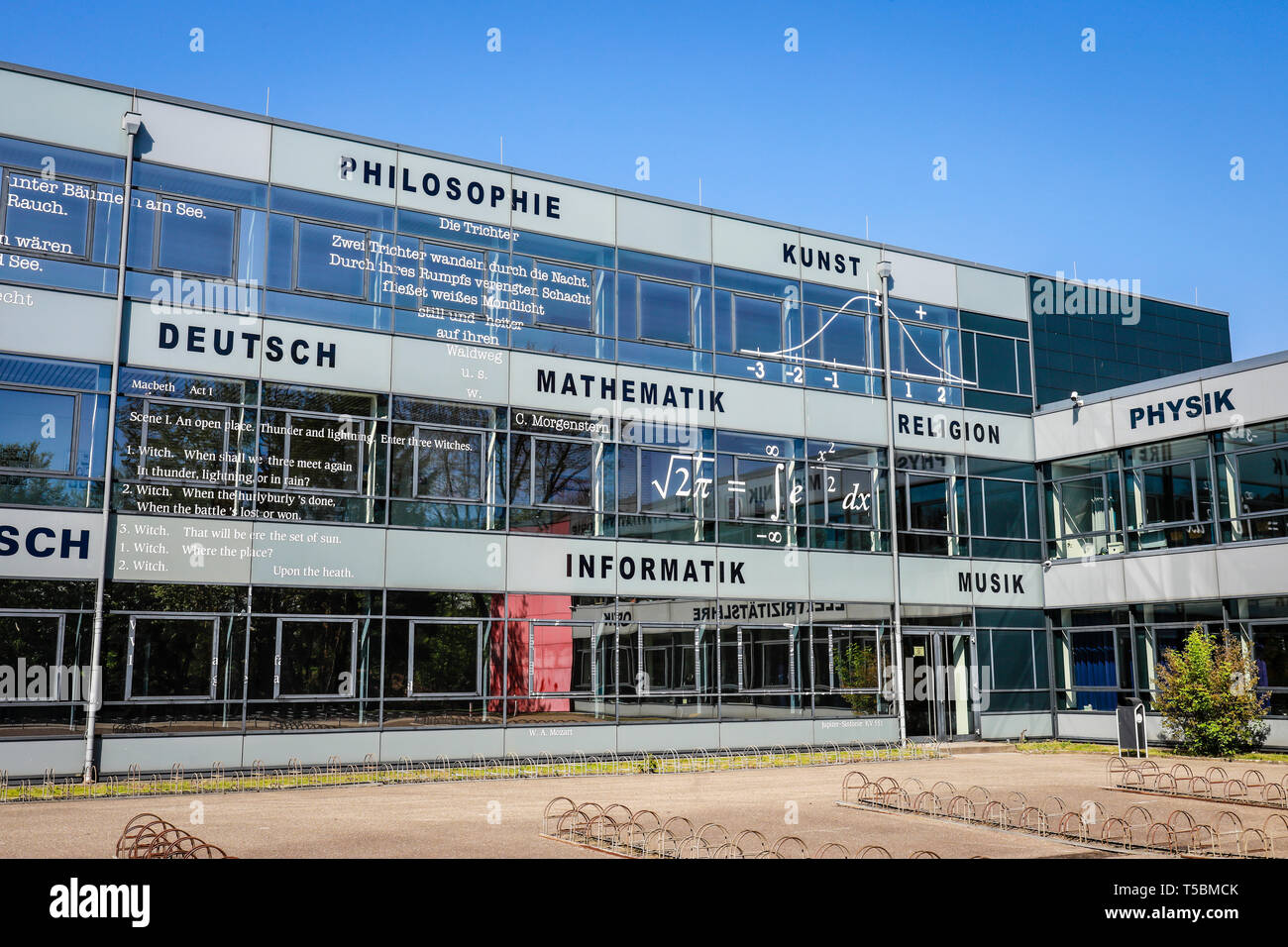 Kamp-Lintfort, Nordrhein-Westfalen, Deutschland - Thema: Schule Bildung, Fassade des Städtischen Gymnasium mit Zitaten und Formeln aus der Stockfoto