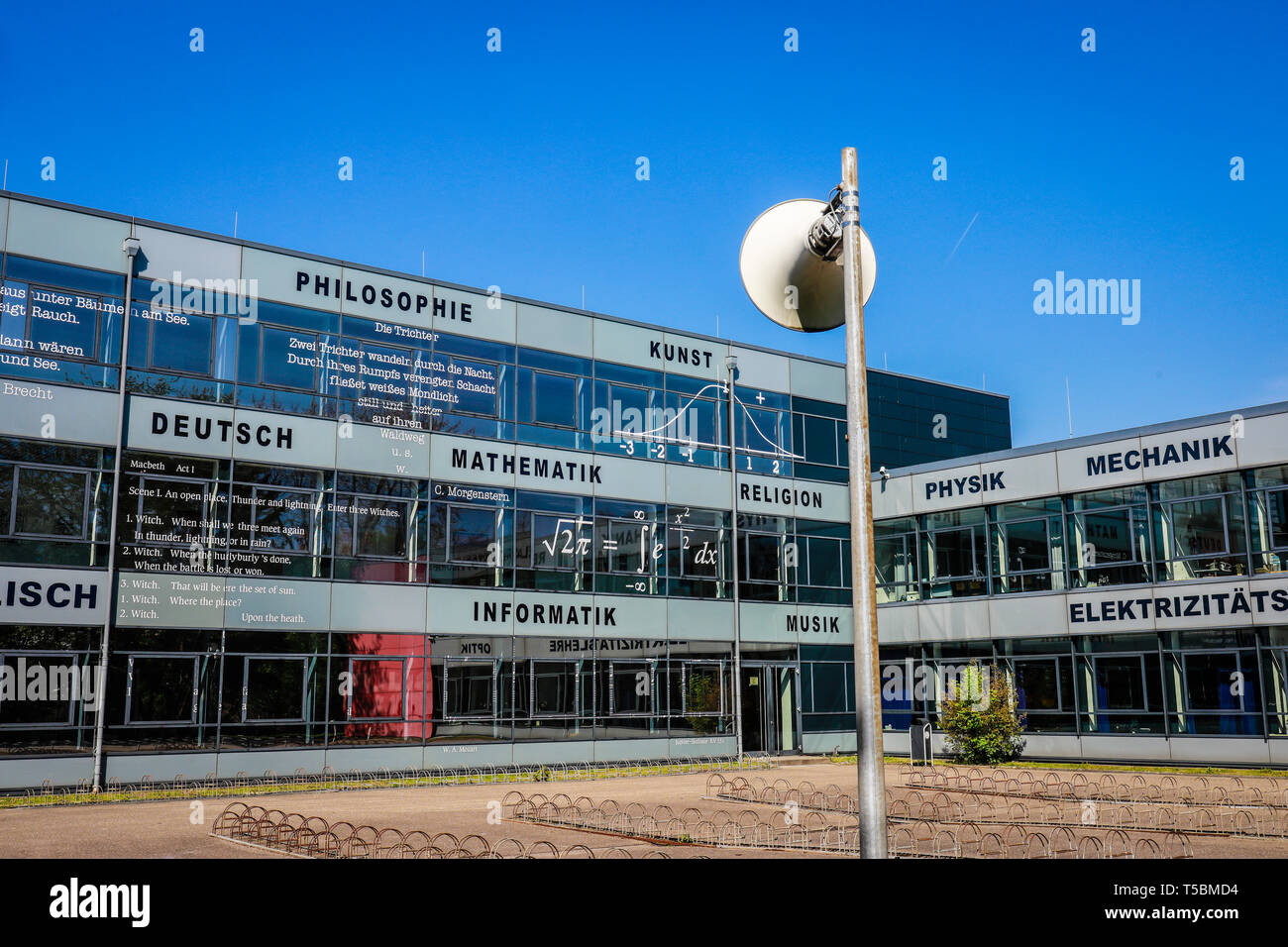 Kamp-Lintfort, Nordrhein-Westfalen, Deutschland - Thema: Schule Bildung, Fassade des Städtischen Gymnasium mit Zitaten und Formeln aus der Stockfoto