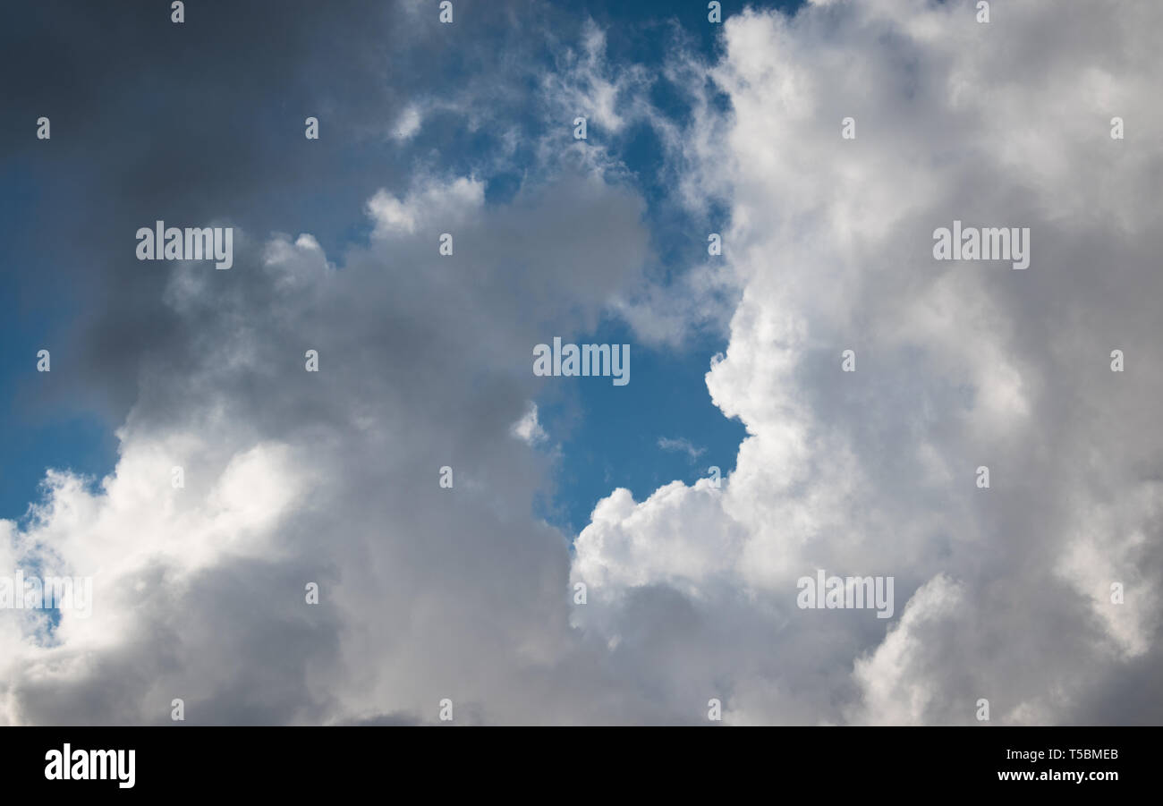 Dies ist eine Erfassung von einige Wolken im Libanon genommen, nachdem ein stürmisches Wetter und Sie können die schöne weiße und schwarze Schichten siehe Stockfoto