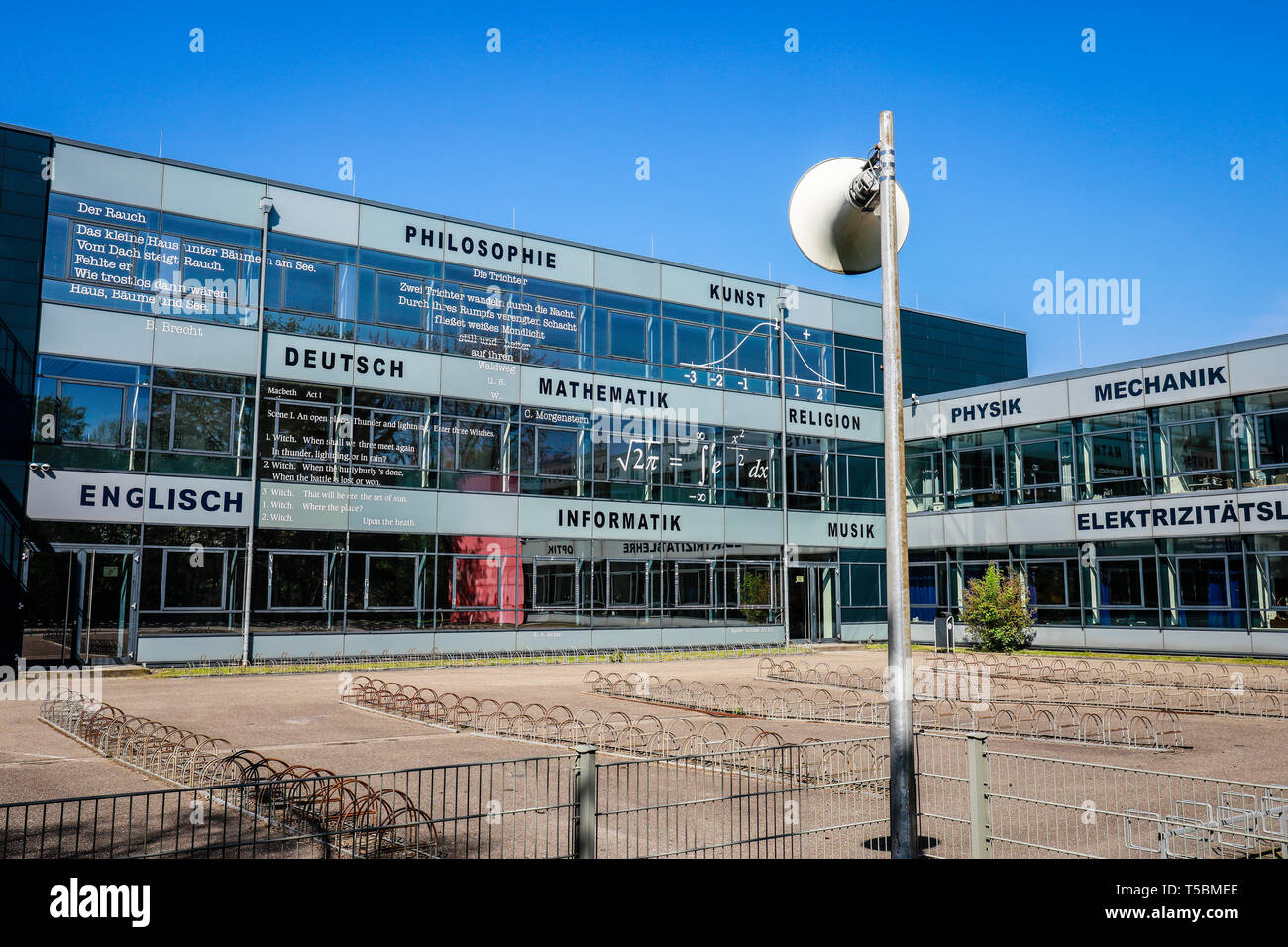 Kamp-Lintfort, Nordrhein-Westfalen, Deutschland - Thema: Schule Bildung, Fassade des Städtischen Gymnasium mit Zitaten und Formeln aus der Stockfoto