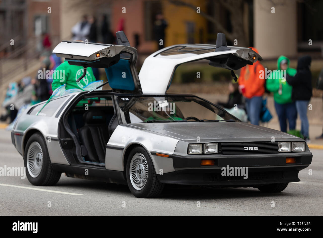 Indianapolis, Indiana, USA - 15. März 2019: St. Patrick's Day Parade, ein DMC Delorean Sammler Auto, mit ist es Flügeltüren öffnen sich die Stockfoto