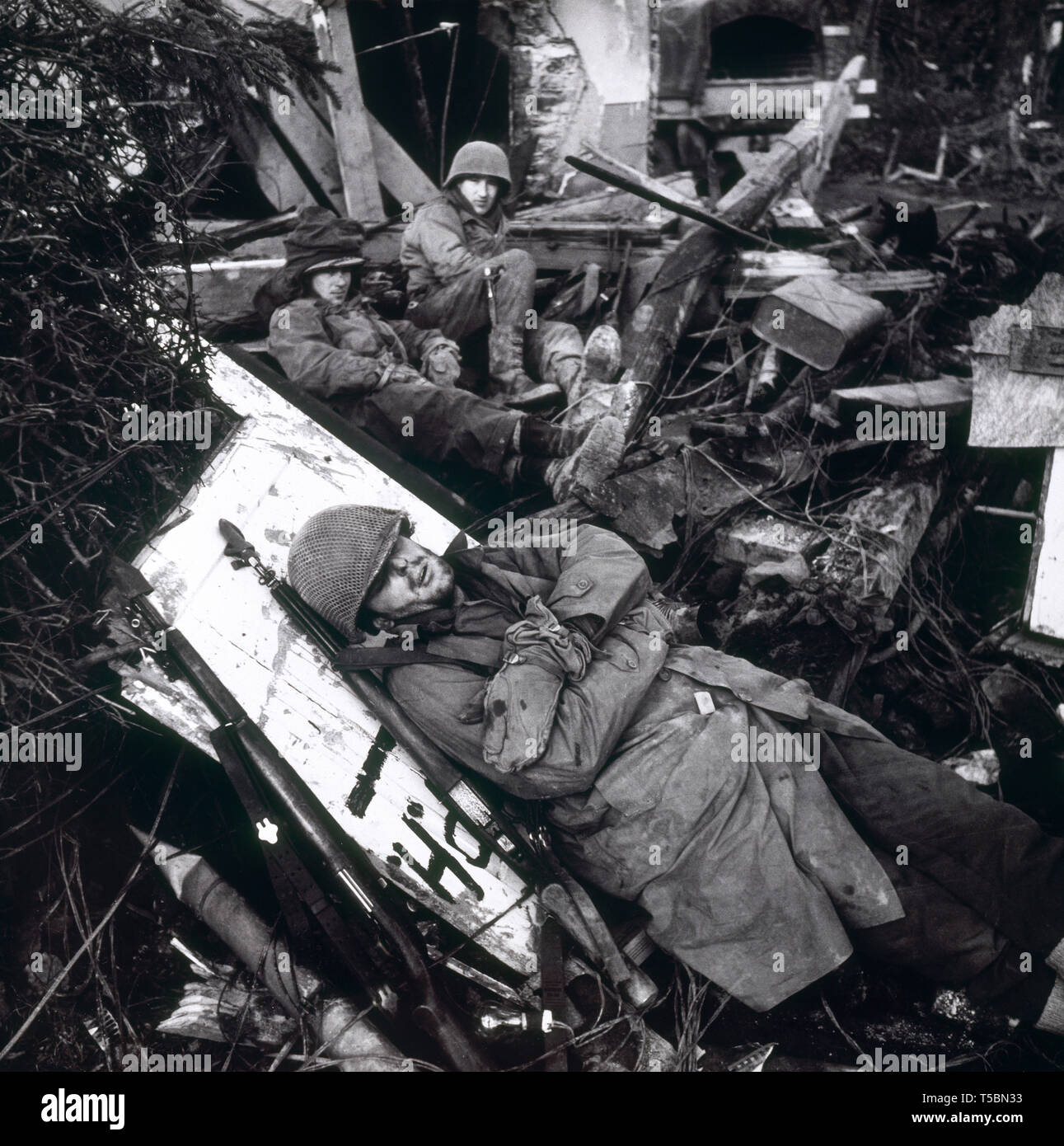 Us-Soldaten unter den Trümmern des Gebäudes, mit Soldat Festlegung auf der Plank im Vordergrund, Westwall, Rhoney Tal, deutsche Front, Toni Frissell, Office of War Information, Februar 1945 Ruhend Stockfoto