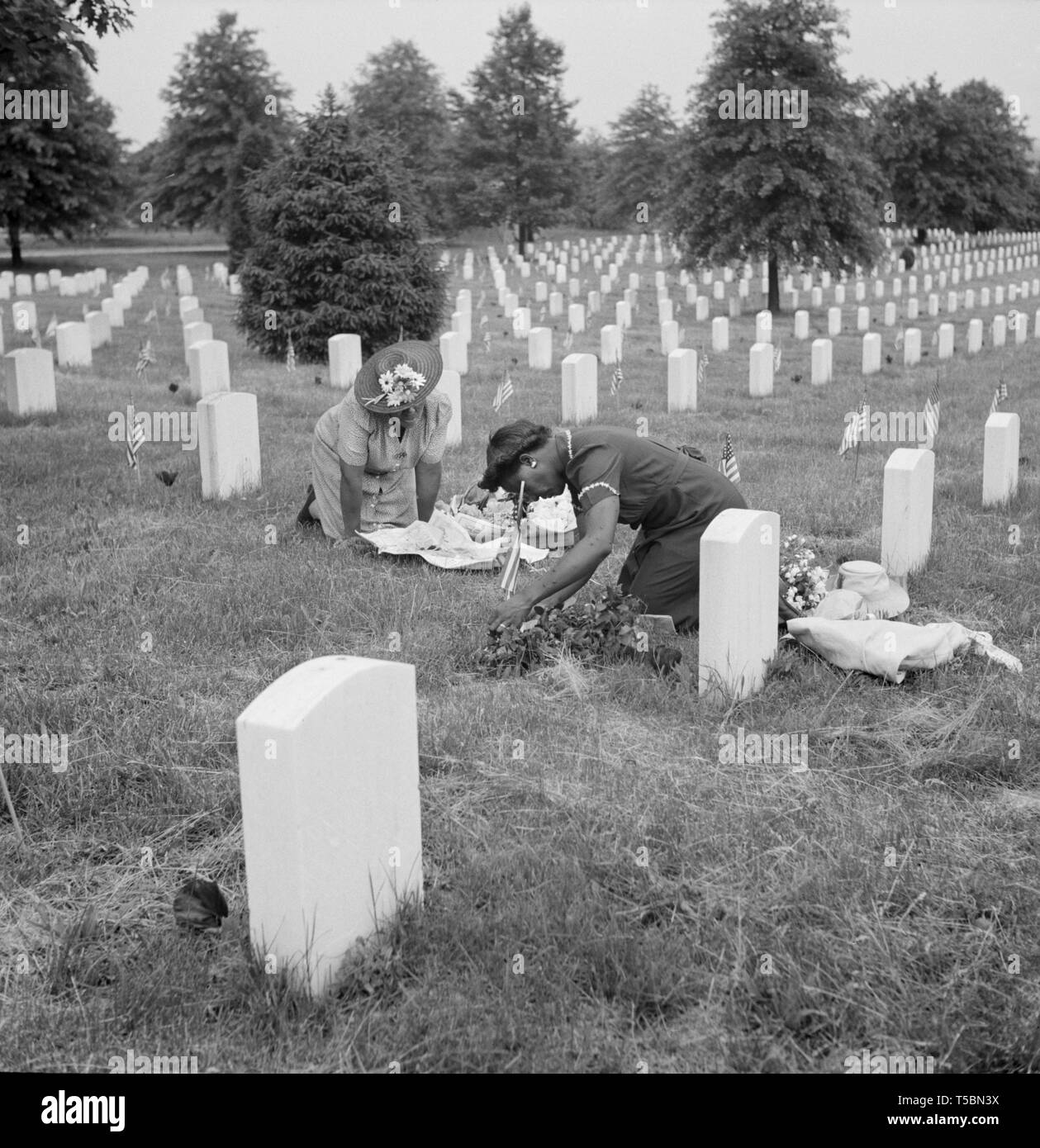 Zwei Frauen das Verzieren der Soldat Grab am Memorial Day, Arlington National Cemetery, Arlington, Virginia, USA, Esther Bubley für Office of War Information, Mai 1943 Stockfoto