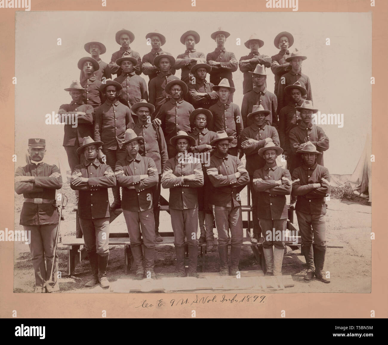 Gruppenbild der afrikanischen amerikanischen Soldaten in Co.E, 9 United States Freiwillige Infanterie, die im Spanisch-Amerikanischen Krieg gekämpft, durch L. Leland Barton, 1899 Stockfoto