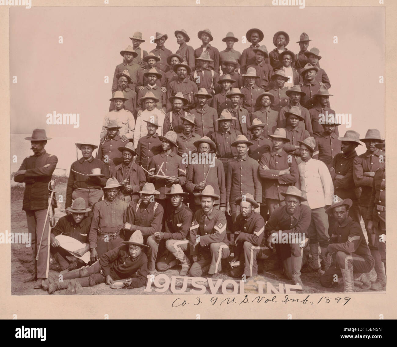 Gruppenbild der afrikanischen amerikanischen Soldaten in Co. I, 9 United States Freiwillige Infanterie, die im Spanisch-Amerikanischen Krieg gekämpft, durch L. Leland Barton, 1899 Stockfoto