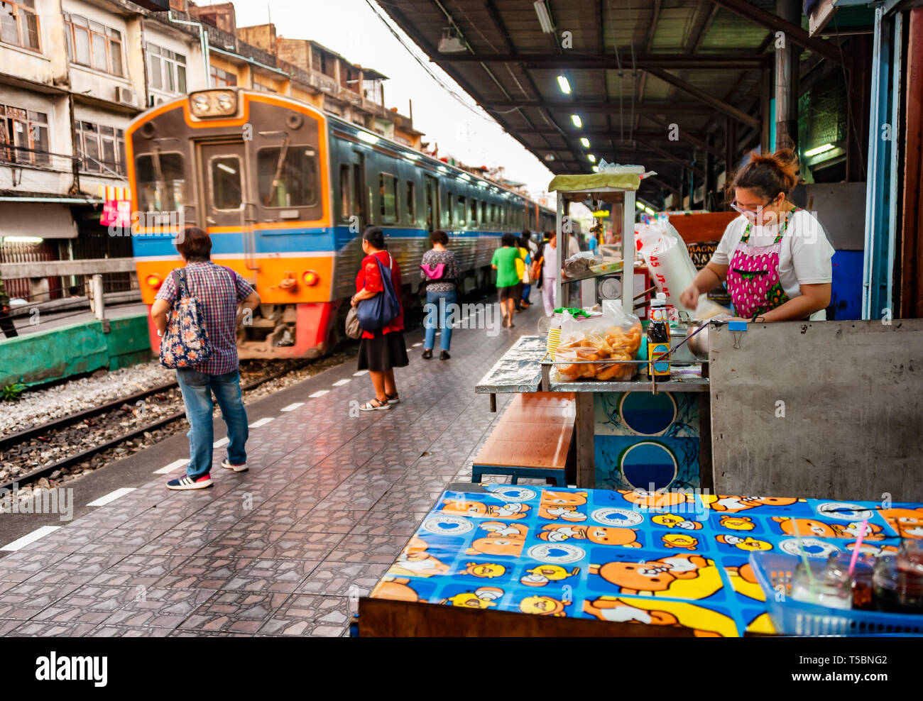 Thonburi Station, Bangkok - März 14, 2019: Pendler wartet, um an Bord des Zuges, wo Sie Lebensmittel kaufen können zum Mitnehmen oder direkt auf der Plattform essen. Stockfoto