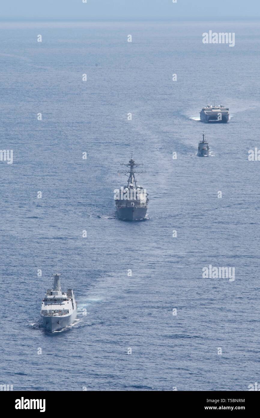 190420-N-GC 639-1059 INDISCHER OZEAN (20. April 2019) Links nach Rechts; die Sri Lanka Navy Schiff SLNS Sayurala (P623), die geführte Anti-raketen-Zerstörer USS Spruance (DDG111), die Sri Lanka Navy Schiff SLNS Samudura (P621), und den schnellen Transport ship USNS Millinocket (T-EPF 3) Transit im Indischen Ozean durchführen Bildung Manöver während der Phase der 25. jährlichen der U.S. Navy Zusammenarbeit flott Bereitschaft und Weiterbildung (Karat) Übung Serie mit der Sri Lanka Navy, 20. April 2019. Us Matrosen und Marines trat der Sri Lanka Streitkräfte zusammengeschlossen, um die Ausbildung, den Fokus auf das Verhalten Stockfoto