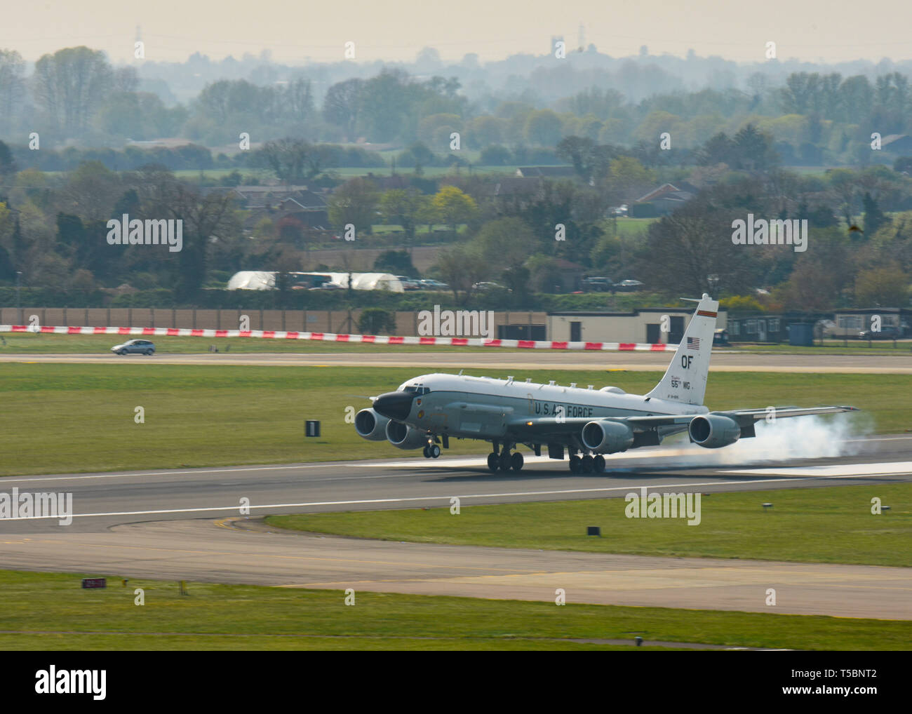 Ein US Air Force RC-135 Nietverbindung an der 95th Reconnaissance Squadron Grundstücke zugeordnet auf der Flightline an RAF Mildenhall, England, 18. April 2019. Die Flugzeuge der 55 Flügel, Offutt AFB, eds., ist vor allem für die Aufklärung verwendet. (U.S. Air Force Foto von Airman 1st Class Joseph Barron) Stockfoto