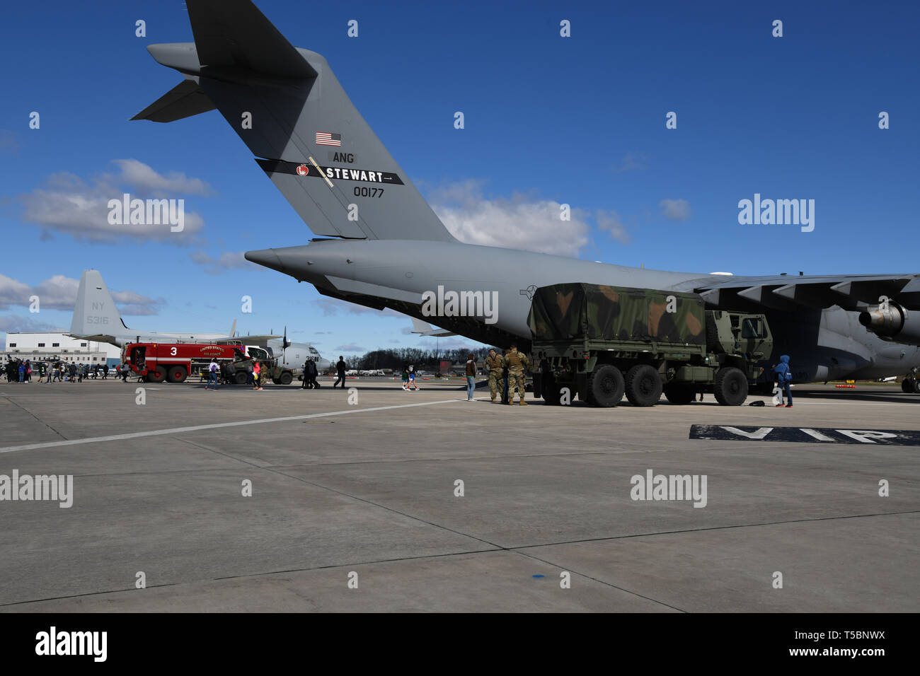 Flieger auf der 105 Luftbrücke Flügel zugeordnet nahmen an der 20. jährlichen Y2Kids Career Fair am 2. Luftfahrt in West Point, New Windsor, New York, 10. April 2019. Arbeitgeber aus der Region, zusammen mit vielen Bundes-, Landes- und lokalen Agenturen, versammelt mit lokaler Kinder zu treffen und verschiedenen beruflichen Optionen erklären. (U.S. Air National Guard Foto: Staff Sgt. Julio A. Olivencia jr.) Stockfoto