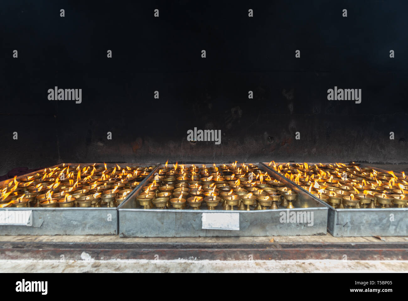 Tibetische butter Kerzen und einen dunklen Hintergrund Im buddhistischen Kloster in der Nähe der Monkey Tempel (Swayambhunath Tempel) in Kathmandu, Nepal Stockfoto