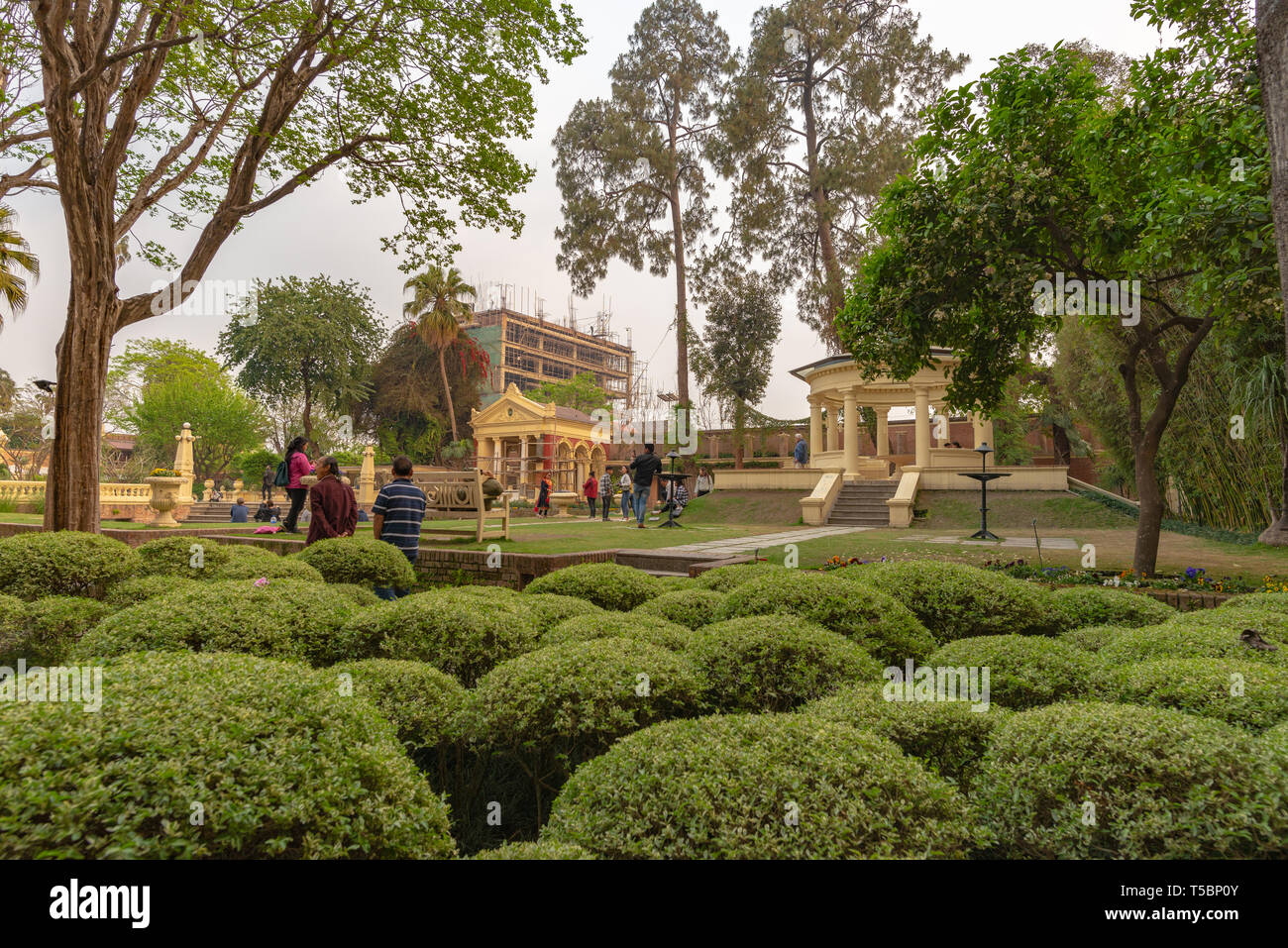 KATHMANDU, Nepal - MÄRZ 30, 2019: Pavillons und interessante Formgehölze gerundet, bei Sonnenuntergang in einem kürzlich wunderschön renovierte Garten eingenommen Stockfoto