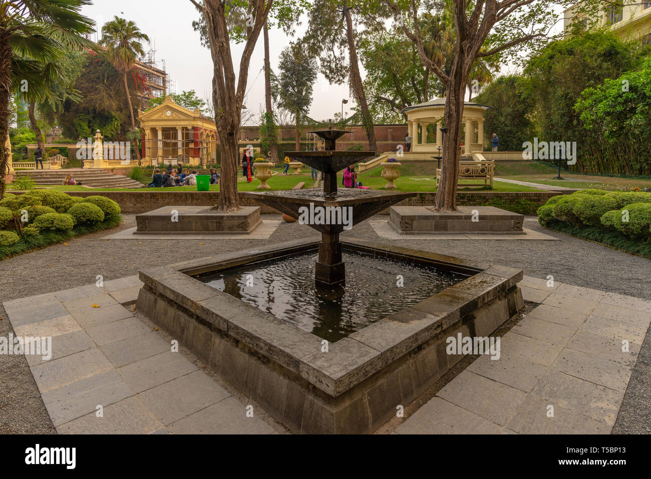 KATHMANDU, Nepal - MÄRZ 30, 2019: Modern Brunnen und zwei Pavillons, bei Sonnenuntergang in einem kürzlich wunderschön renovierte Garten eingenommen Stockfoto