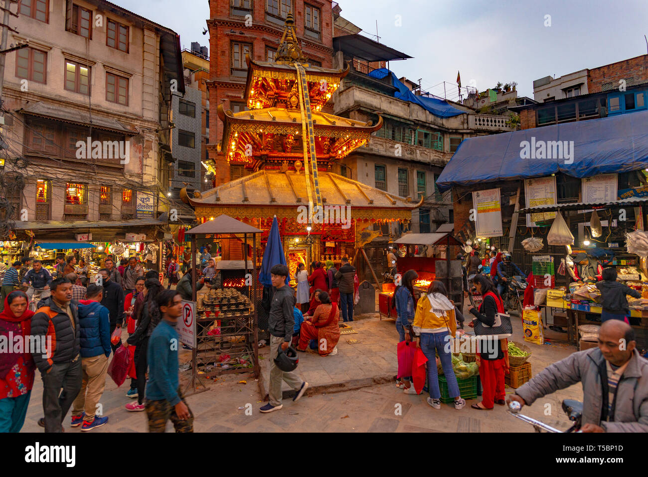 KATHMANDU, Nepal - MÄRZ 30, 2019: Ganesh Tempel Licht durch künstliche Beleuchtung, beim abendlichen Markt im historischen Zentrum von Kathmandu genommen Stockfoto