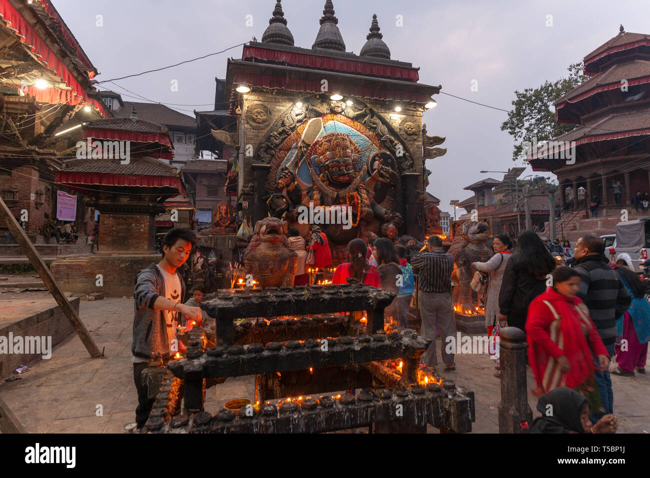 KATHMANDU, Nepal - MÄRZ 30, 2019: Hanuman bas-relief Licht durch künstliche Beleuchtung, in der Dämmerung am Durbar Square in Kathmandu getroffen Stockfoto