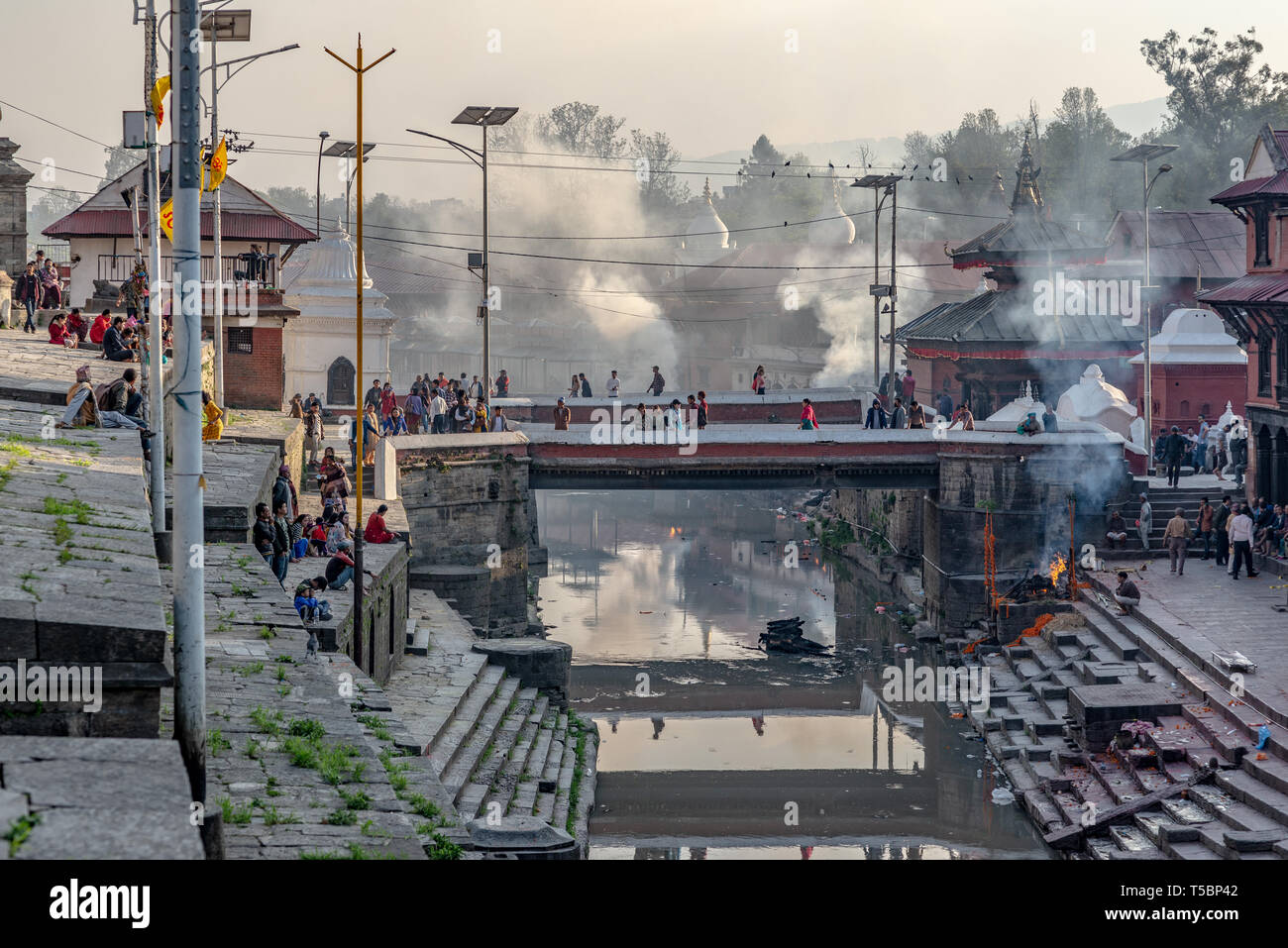 TILGANGA, Kathmandu, Nepal - April 2, 2019: Drei feuerbestattungen sind unter dem Pashupatinath Tempel Stockfoto
