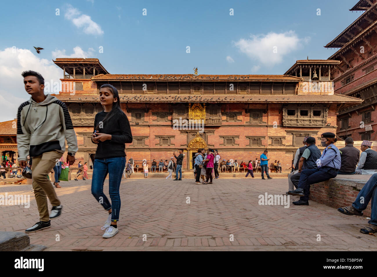 Kathmandu, Patan, Nepal - April 3, 2019: Passanten vor dem Hauptgebäude der Königspalast von Patan auf dem Durbar Square Stockfoto