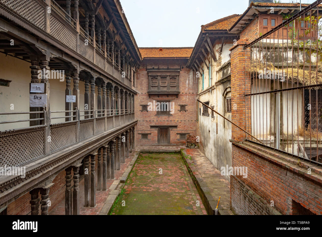 Eine der Innenhof der 55 Fenster Palast im historischen Zentrum von Bhaktapur, Nepal entfernt Stockfoto