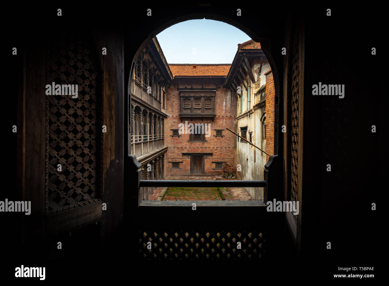 Blick von einem obskuren Zimmer auf den Innenhof der 55 Fenster Palast im historischen Zentrum von Bhaktapur, Nepal entfernt Stockfoto