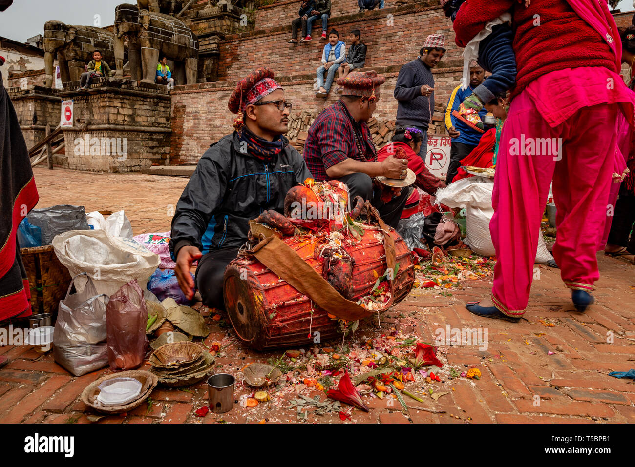 BHAKTAPUR, Nepal - April 5, 2019: Gruppe der nepalesischen Musikern, die traditionelle Kopfbedeckung der Wiedergabe von Musik auf einem Platz, in einem bewölkten Morgen genommen, die Stockfoto
