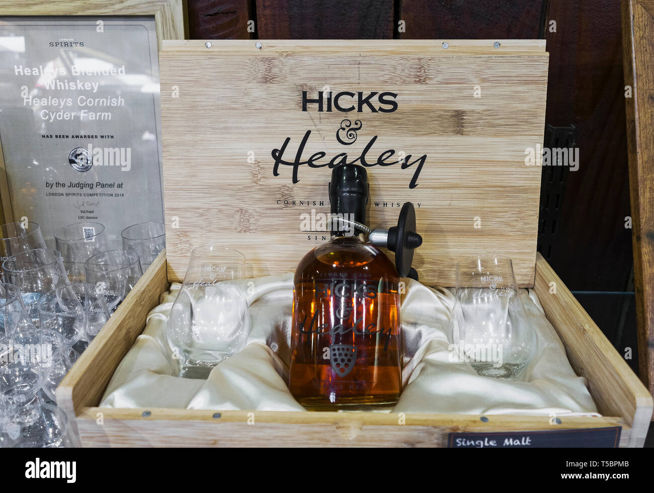 Healey Whiskey für Verkauf an Healey's Cornish Cyder Bauernhof, enthält die Cornwall nur Distillery. Stockfoto