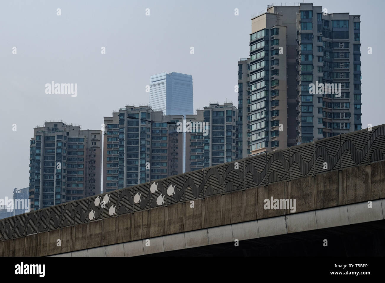 Fisch Symbole angebracht, die West Kowloon Highway in Hongkong. Die Wohnanlage Olympischen im Hintergrund ist, und dahinter die International C Stockfoto