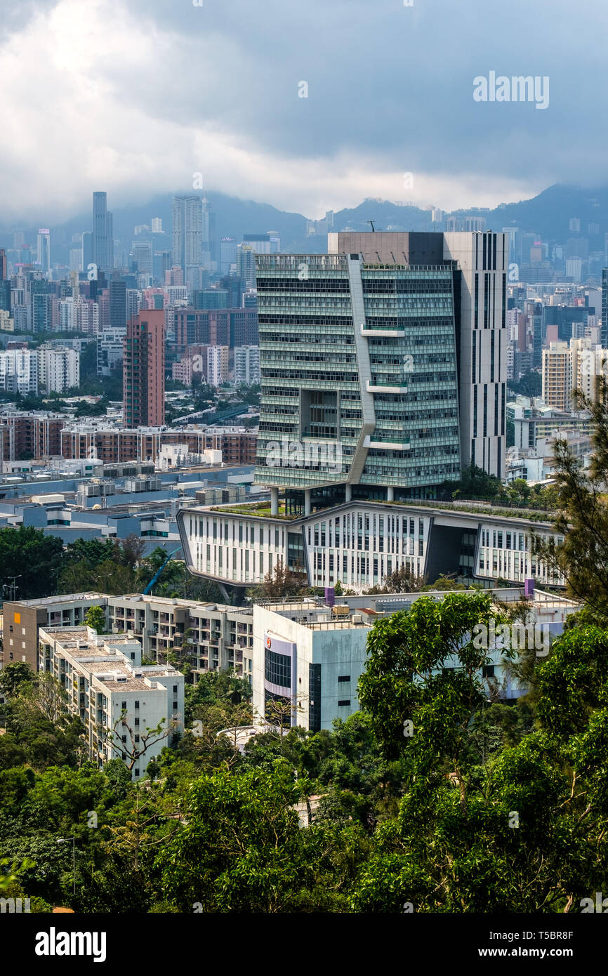 Prominente Gebäude in diesem Foto ist das Lau Ming Wai akademische Gebäude der City University in Hong Kong. Von Ronald Lu & Partner konzipiert Stockfoto