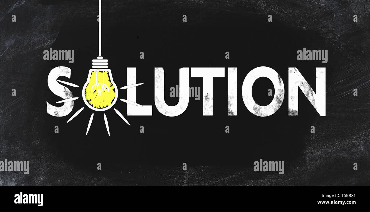 Wort Lösung eine Schiefertafel oder Tafel mit Blasen Glühbirne symbolisiert eine Idee Stockfoto