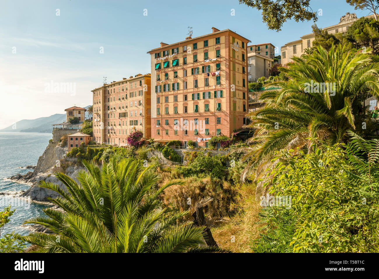 Palazzo an den Klippen an der Küste von Camogli, Ligurien, Nordwestitalien Stockfoto