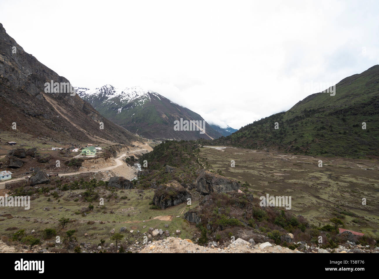 Blick auf das Tal in der Nähe von Lachung, Sikkim, Indien. Stockfoto