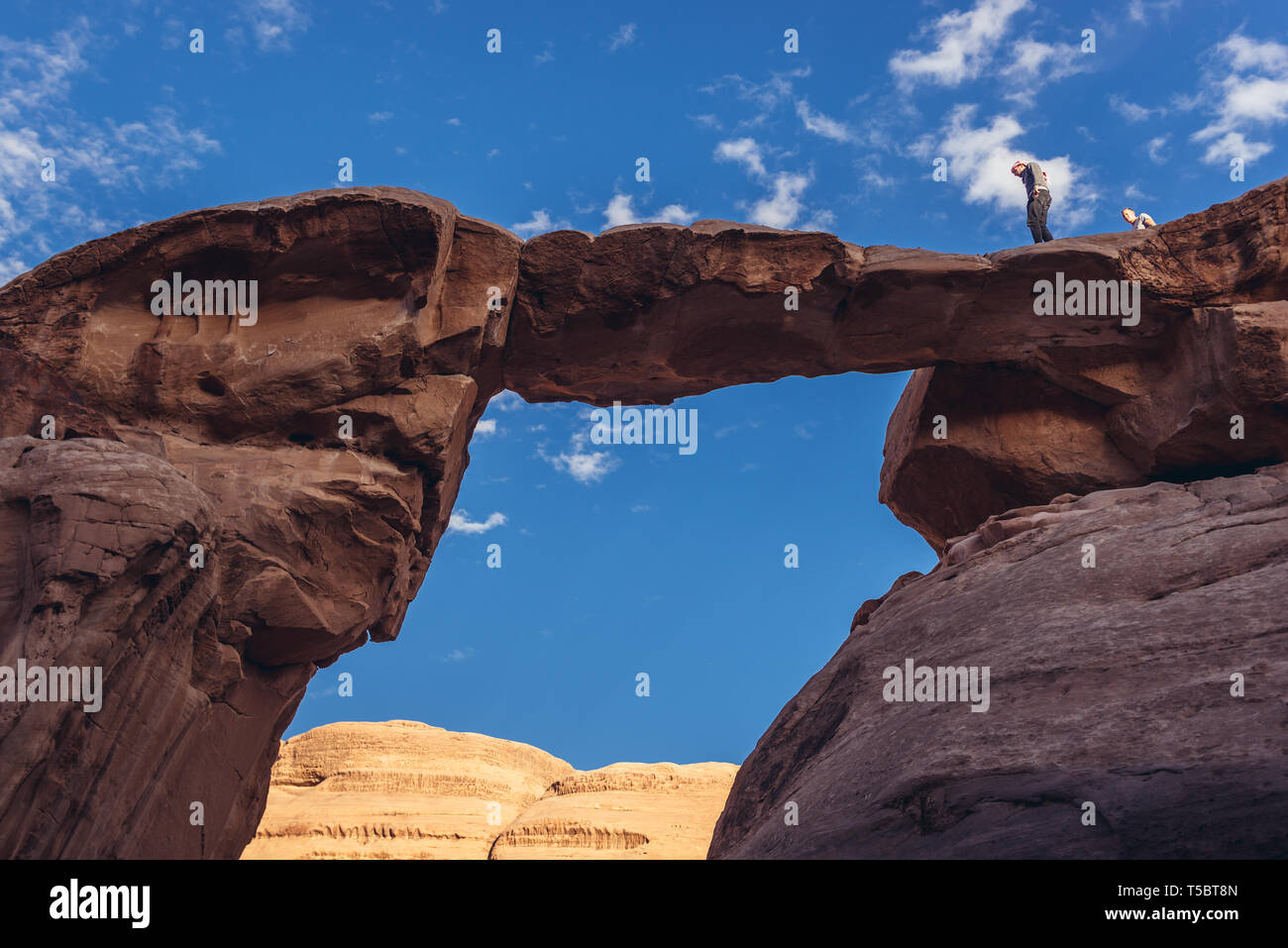 Jabal Umm Fruth Brücke in Wadi Rum Tal auch genannt Tal des Mondes in Jordanien Stockfoto