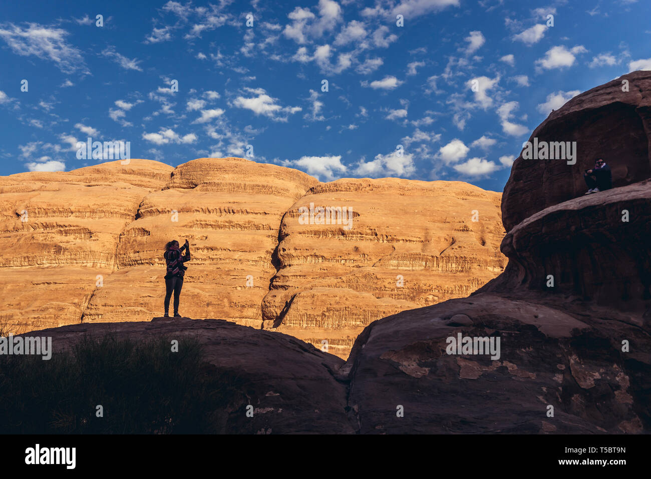 Touristische neben Jabal Umm Fruth Brücke in Wadi Rum Tal auch genannt Tal des Mondes in Jordanien Stockfoto