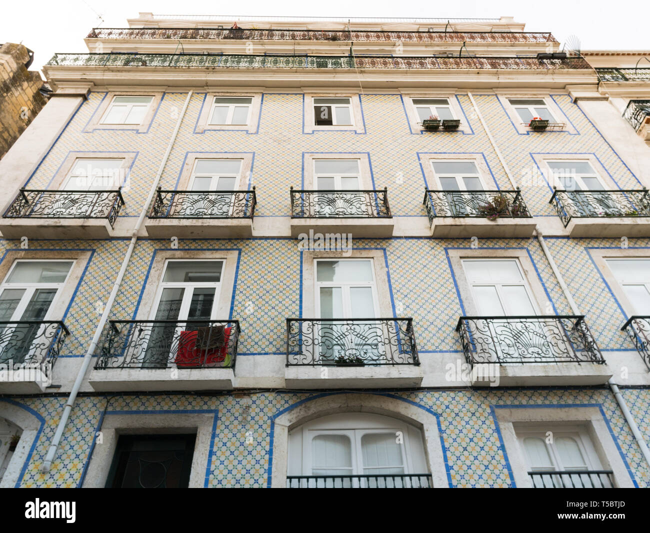 An der Wand eines alten Palastes mit Azulejo, eine typische Ornament der portugiesische Architektur abgedeckt Stockfoto