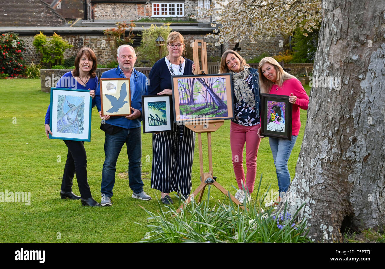 Mitglieder von Southwick Art Club Vorbereitung für ihre jährliche wie im Mai 2019 Foto aufgenommen von Simon Dack Stockfoto