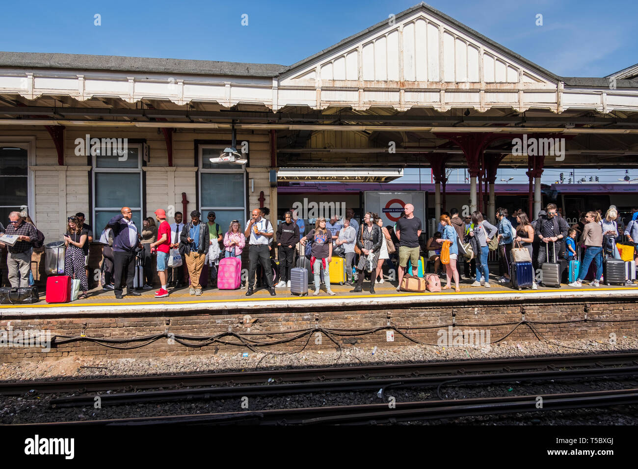 Jungfrau Bahn starten & beenden in Harrow & Wealdstone Station während der Osterferien Abschaltung von Euston Station Ursachen Überbelegung. Stockfoto