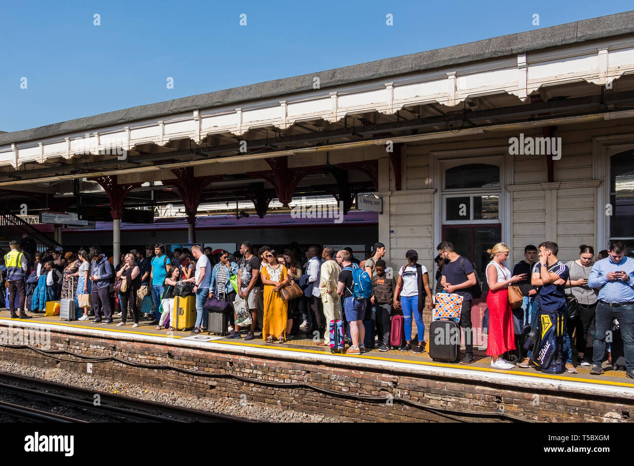 Jungfrau Bahn starten & beenden in Harrow & Wealdstone Station während der Osterferien Abschaltung von Euston Station Ursachen Überbelegung. Stockfoto