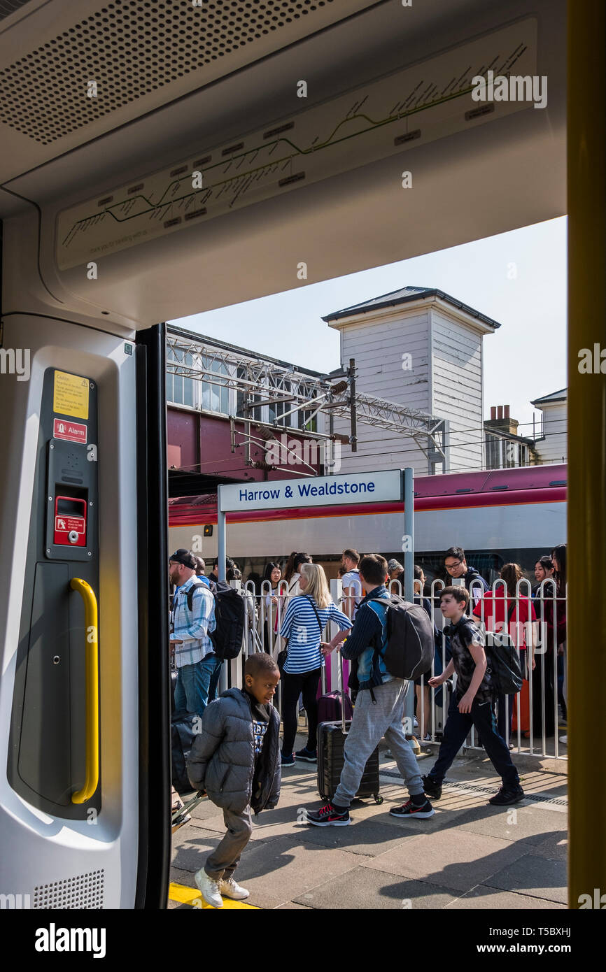 Jungfrau Bahn starten & beenden in Harrow & Wealdstone Station während der Osterferien Abschaltung von Euston Station Ursachen Überbelegung. Stockfoto