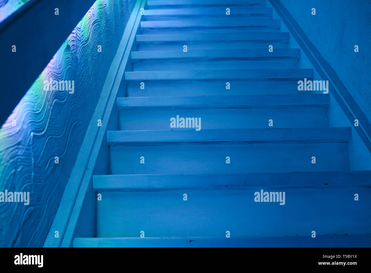 Treppe in düsteren blaues Licht gedimmt Stockfoto