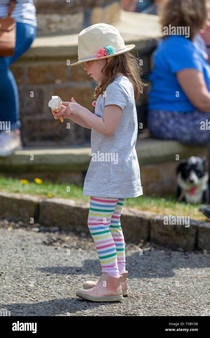 Hallaton, Hare Pie Scramble & Flasche Treten, Leicestershire. Junge Mädchen genießen ein Eis. Stockfoto