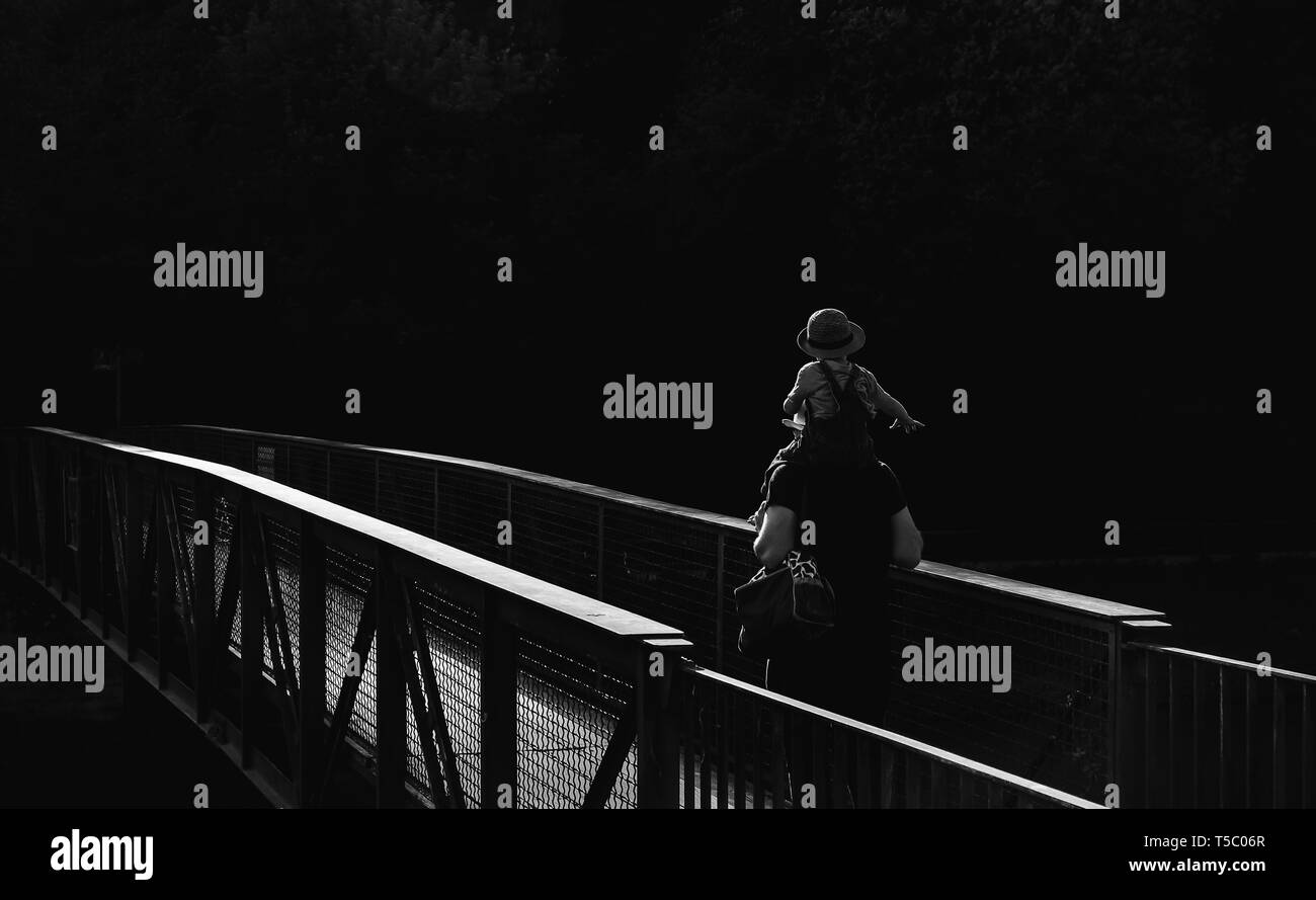 Auf den Schultern von ihrem Vater gibt es immer eine Brücke. Stockfoto