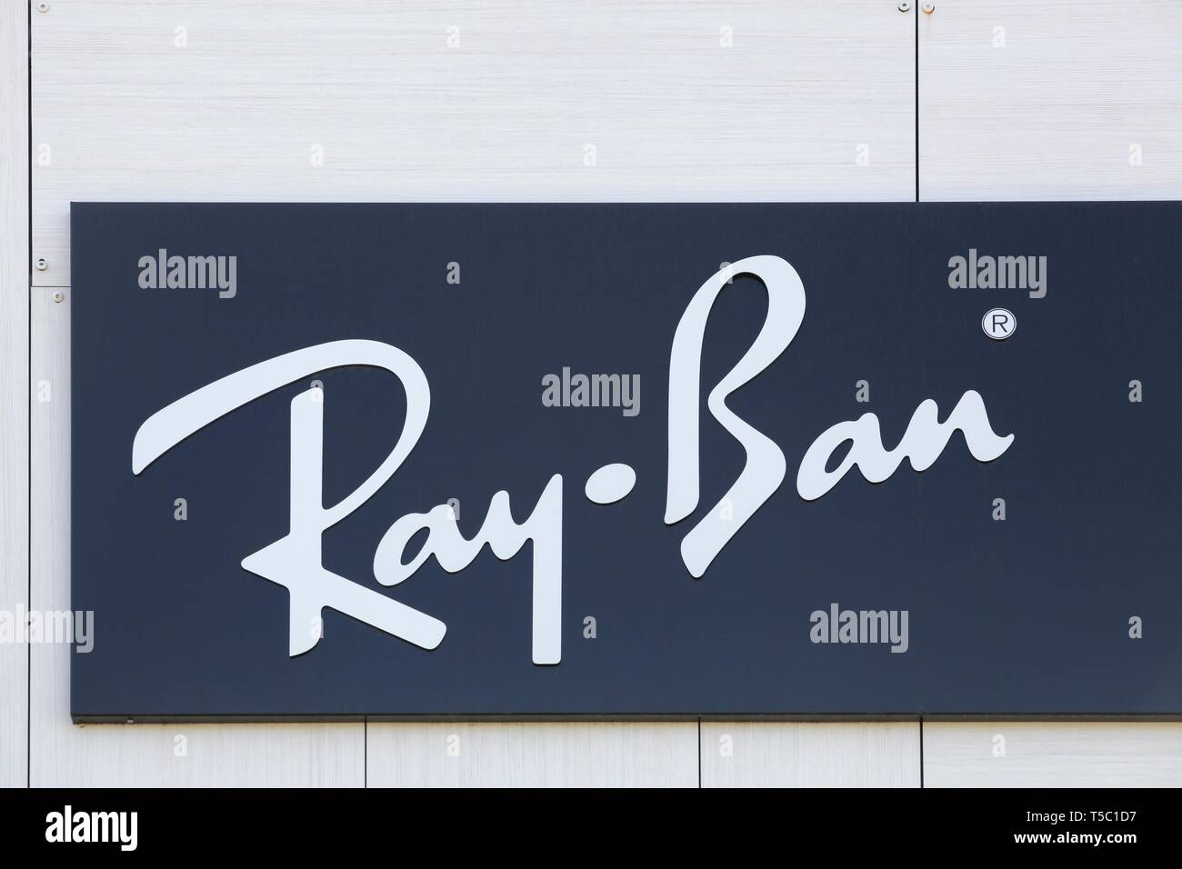 Nimes, Frankreich - Juli 1, 2018: Ray Ban Logo auf eine Wand. Ray Ban ist eine amerikanische Marke von Sonnenbrillen und Brillen in 1937 erstellt Stockfoto