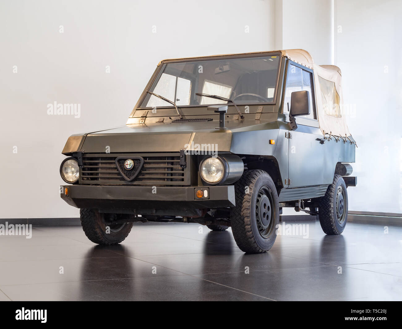 ARESE, ITALIEN - Februar 13, 2019: 1986 Alfa Romeo AR 148 bin atta Magnaghino" in das Alfa Romeo Museum (Museo Storico Alfa Romeo) Stockfoto