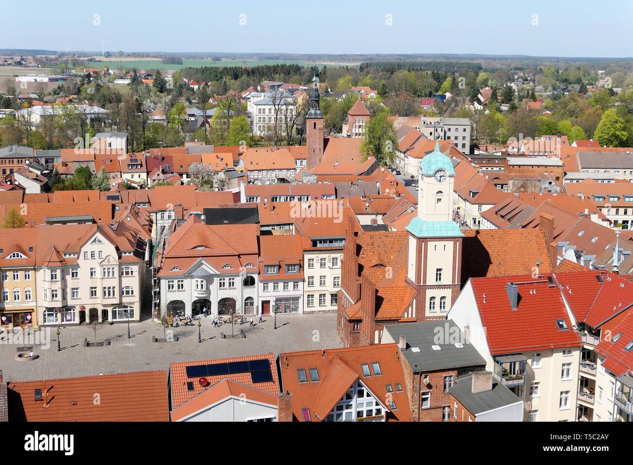 Wittstock, Brandenburg/Deutschland vom 21. April 2019: Stadtbild der Stadt Wittstock in Deutschland. Blick über die Stadt mit ihren kleinen Geschäften und Menschen Wal Stockfoto