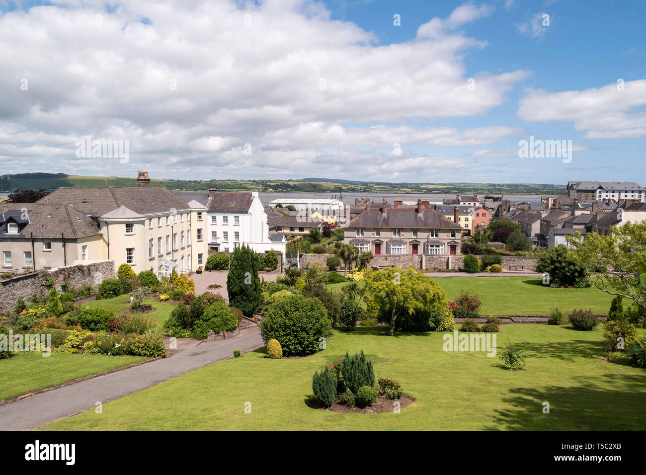 Youghal ist eine Stadt im County Cork, malerisch am Ufer des Youghal Bay. Stockfoto
