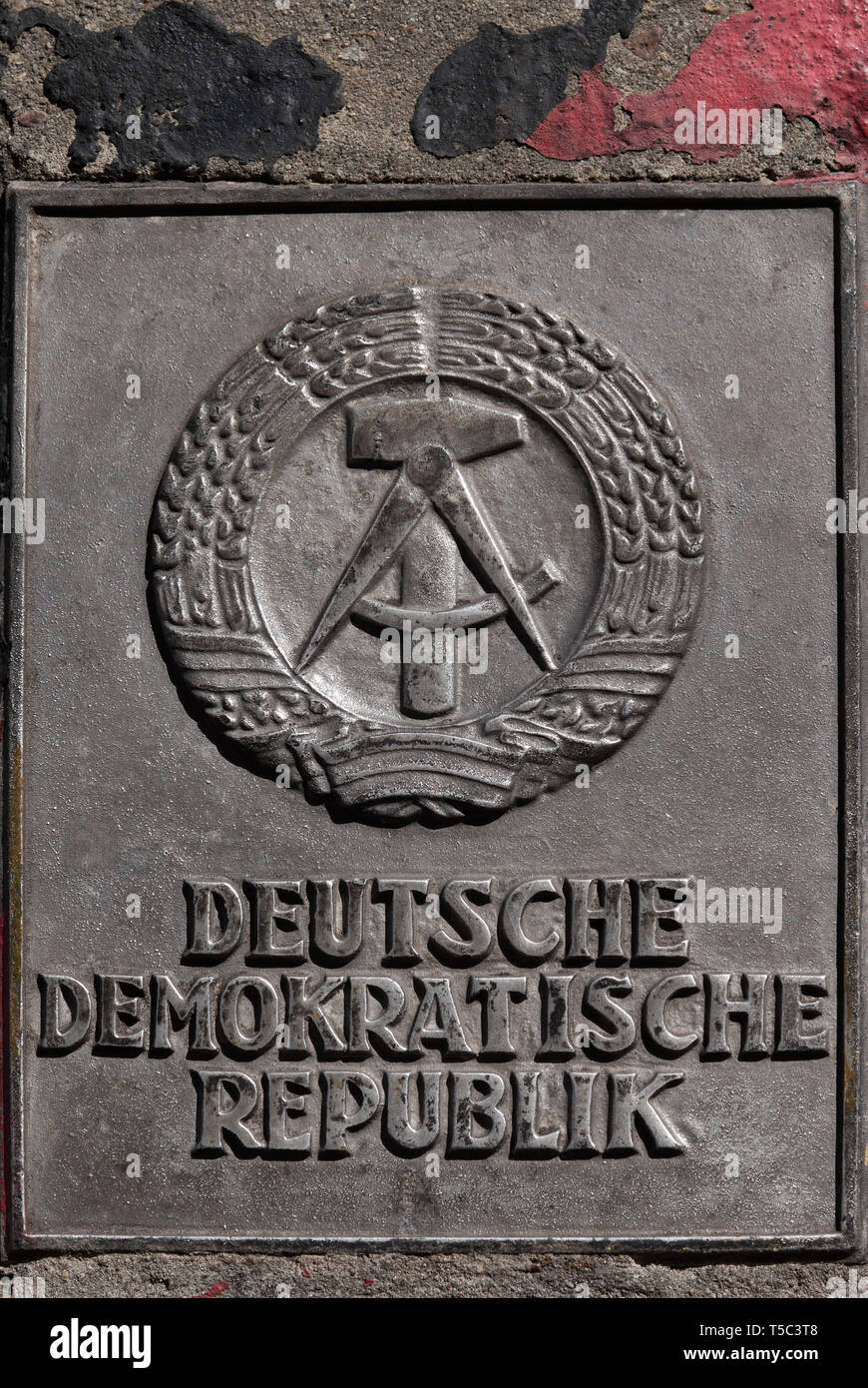 Wappen der ehemaligen Deutschen Demokratischen Republik an einem Grenzzaun, Berlin, Deutschland Stockfoto