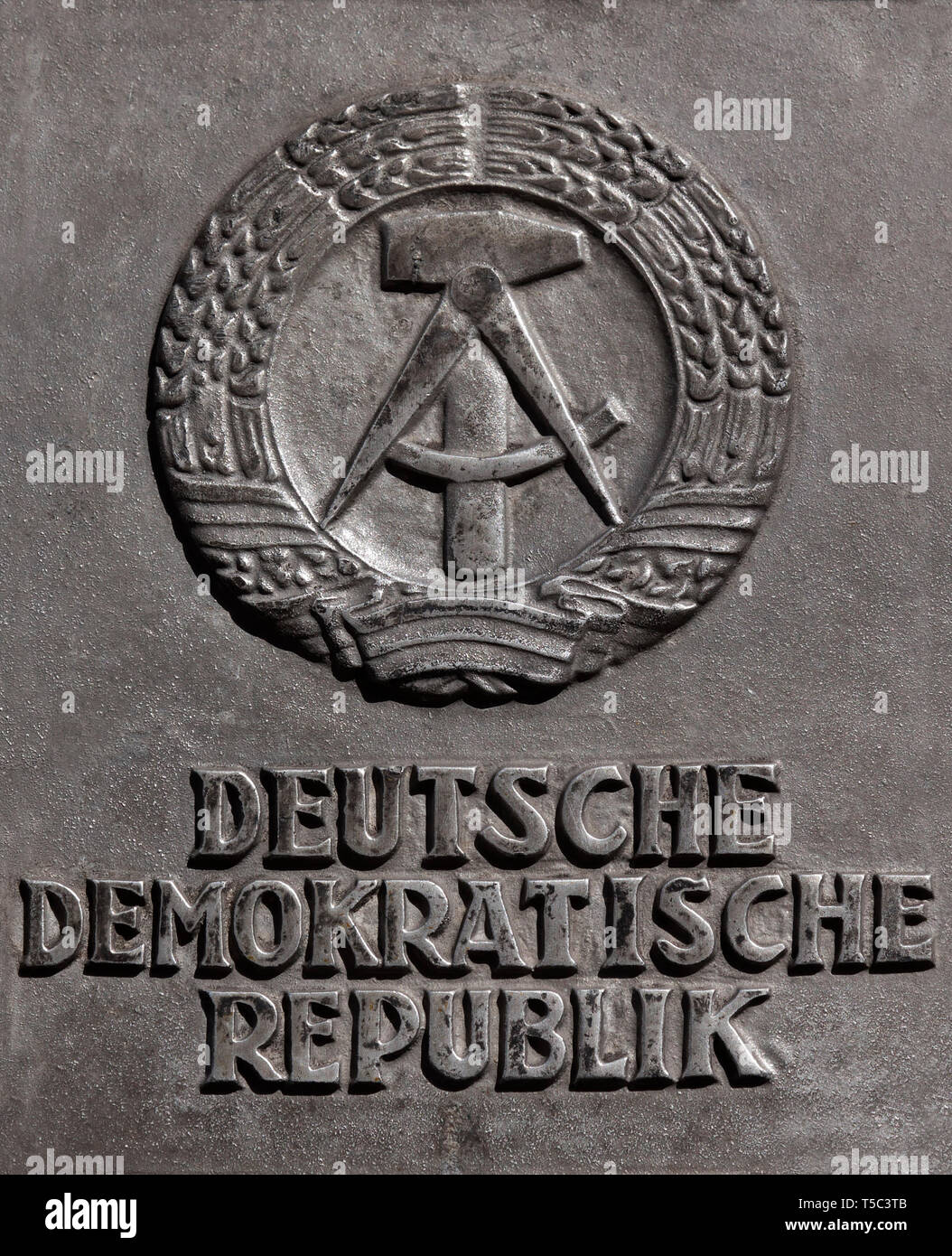 Wappen der ehemaligen Deutschen Demokratischen Republik an einem Grenzzaun, Berlin, Deutschland Stockfoto