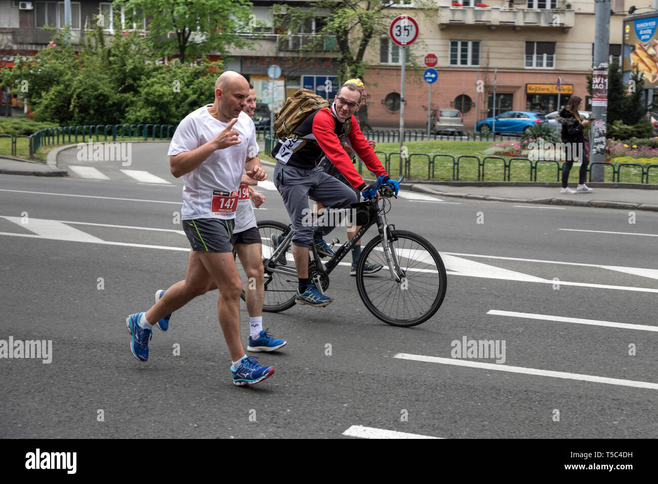 Serbien, 14. April 2019: Gruppe der 32 Belgrad Marathon Teilnehmer liefen die Straße in Belgrade Karadjordjeva Stockfoto