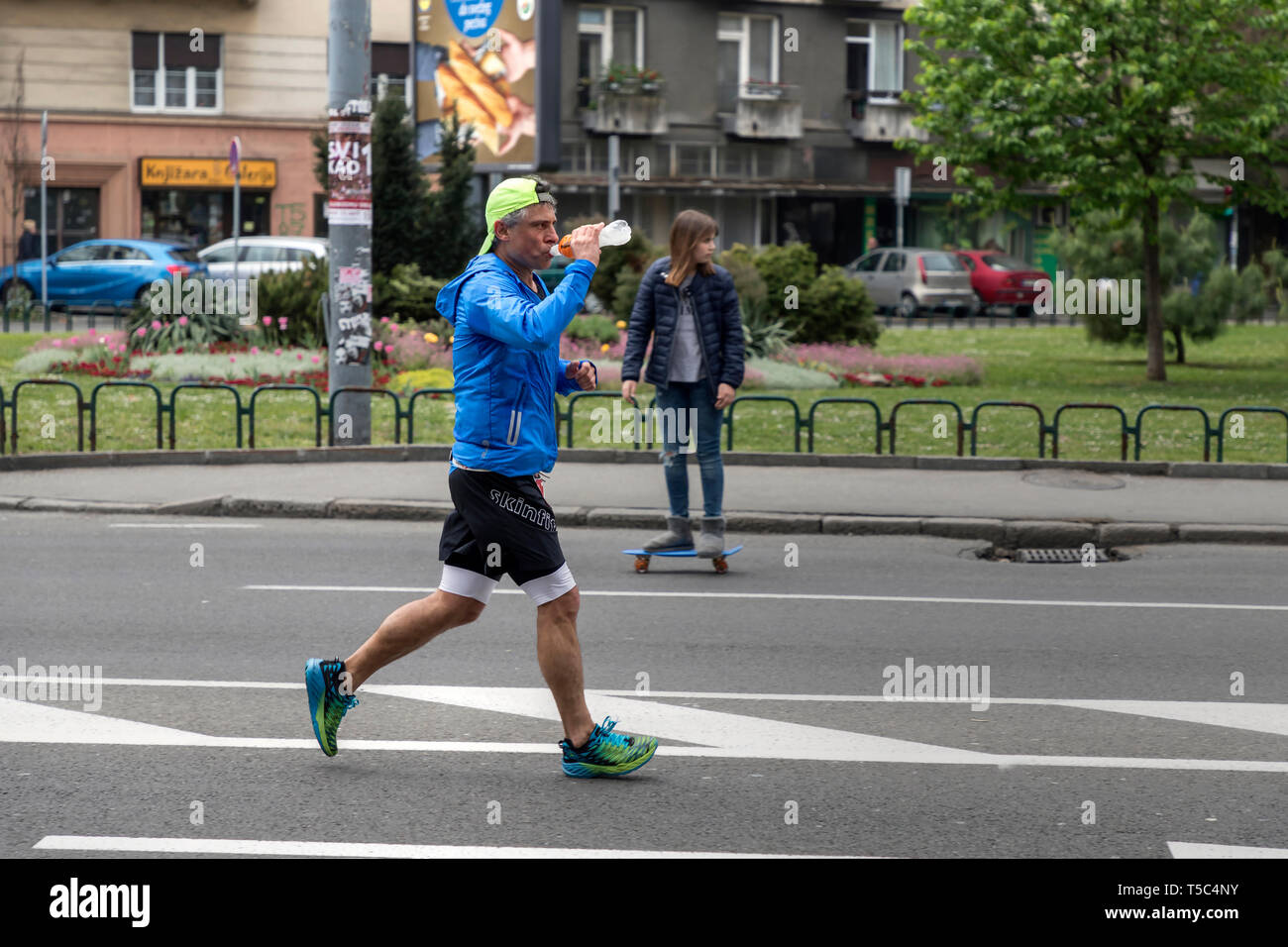Serbien, 14. April 2019: Eine der 32. Belgrad Marathon Teilnehmer liefen die Straße in Belgrade Karadjordjeva Stockfoto