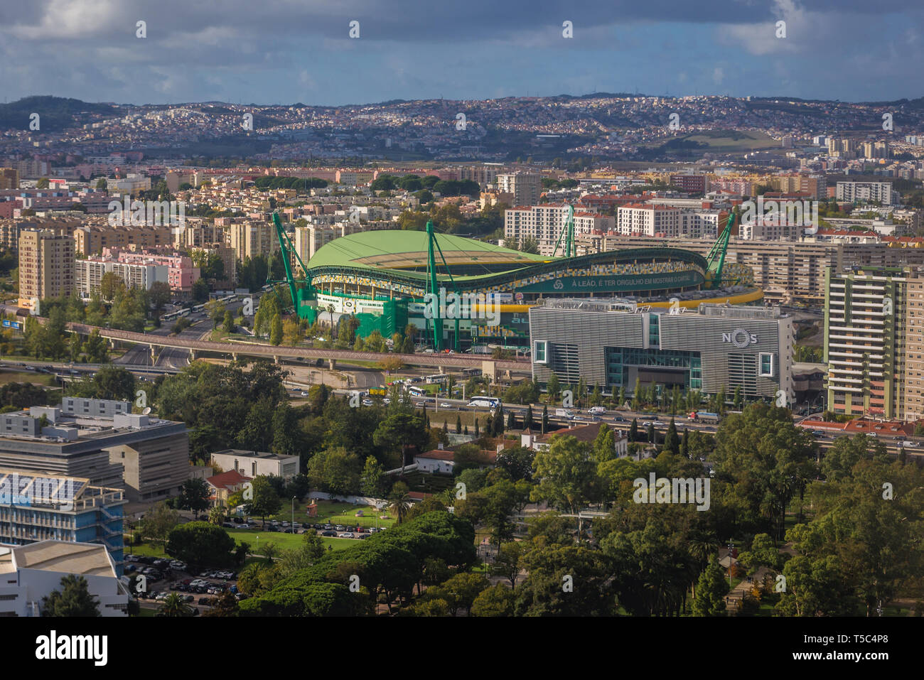 Blick aus dem Flugzeug Fenster im Stadtzentrum von Lissabon, Portugal mit Sporting Clube de Portugal Stadion Stockfoto