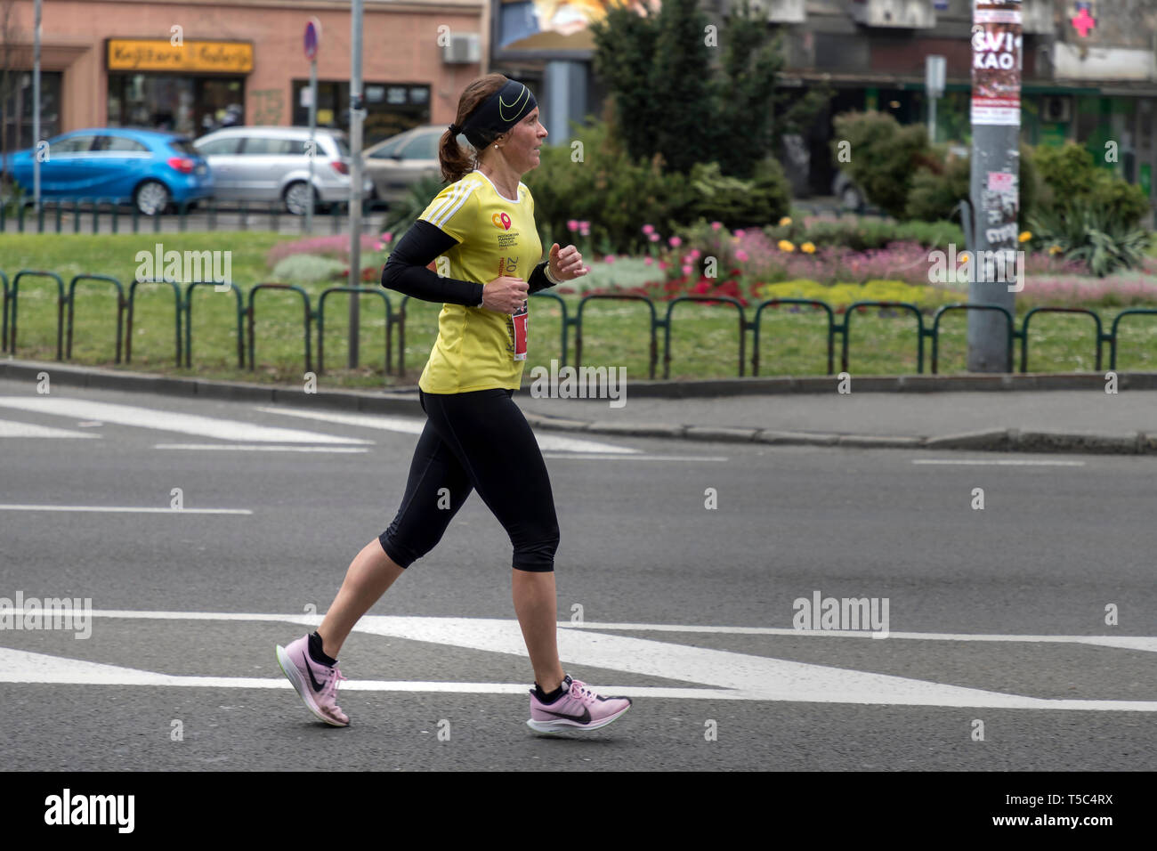 Serbien, 14. April 2019: Eine der 32. Belgrad Marathon Teilnehmer liefen die Straße in Belgrade Karadjordjeva Stockfoto