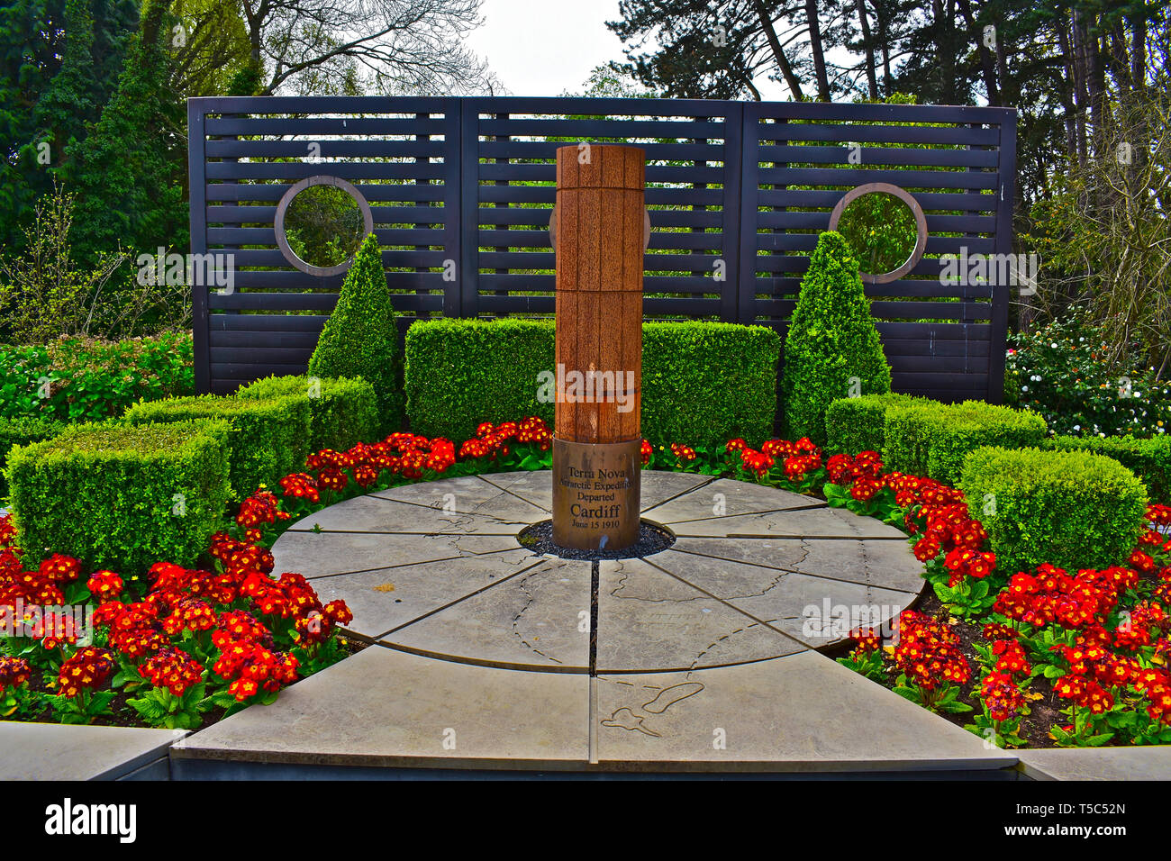 Holz- Denkmal zu Terra Nova Antarktis Expedition, die den Hafen von Cardiff am 15. Juni 1910 verlassen. Wrack gefunden 2012 aus Grönland. Stockfoto